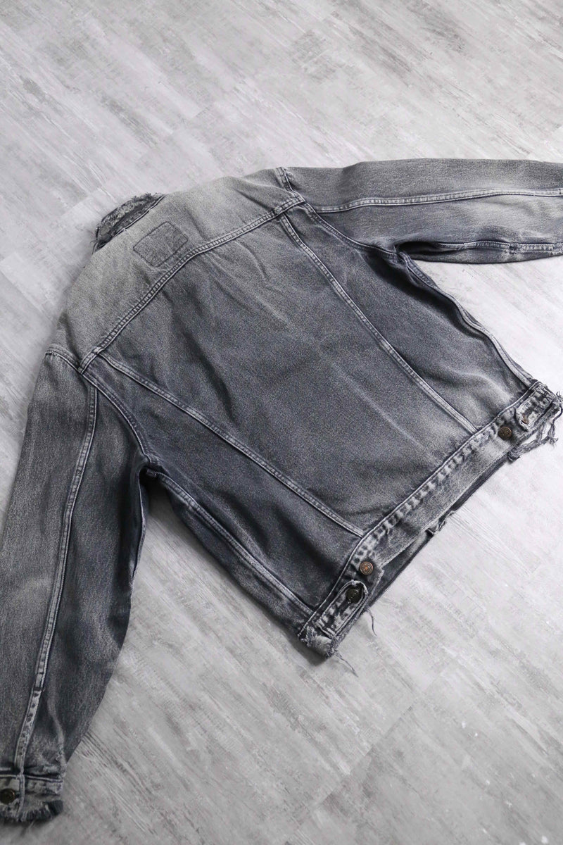 ”Levi’s”  gray color hi damage denim tracker jacket