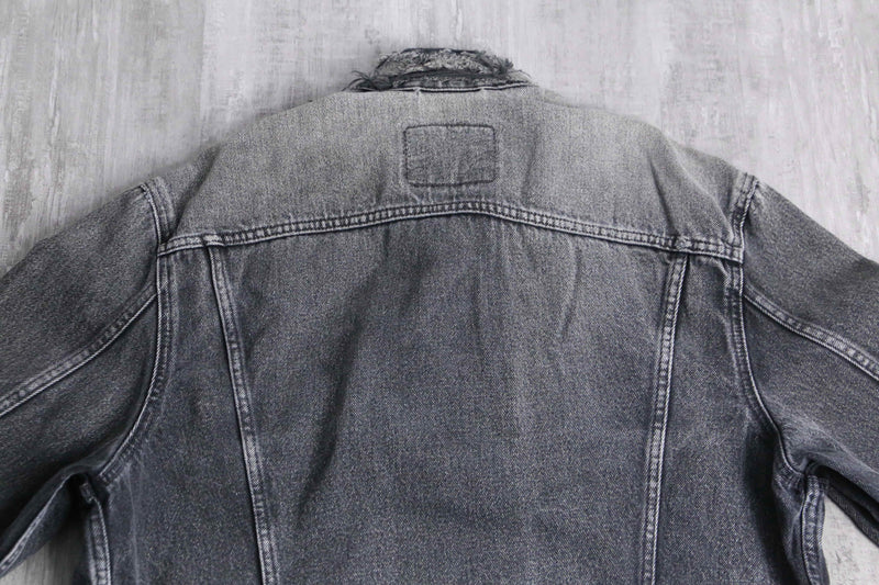 ”Levi’s”  gray color hi damage denim tracker jacket