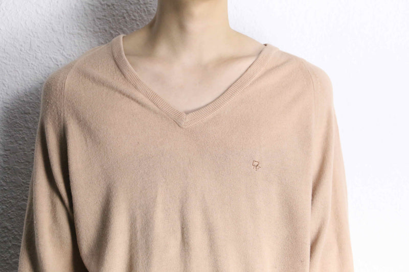 “Christian Dior”beige V-neck knit sweater