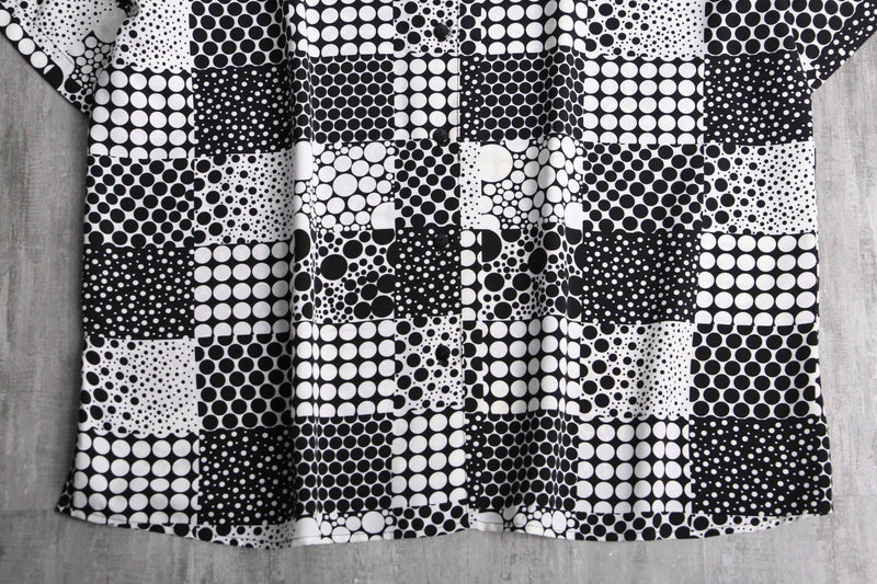white×black random dot pattern shirt