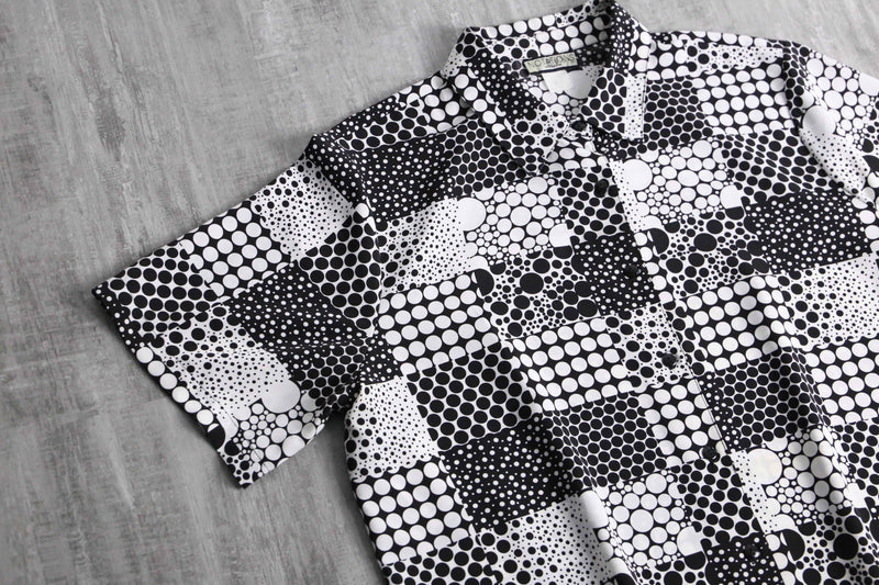 white×black random dot pattern shirt