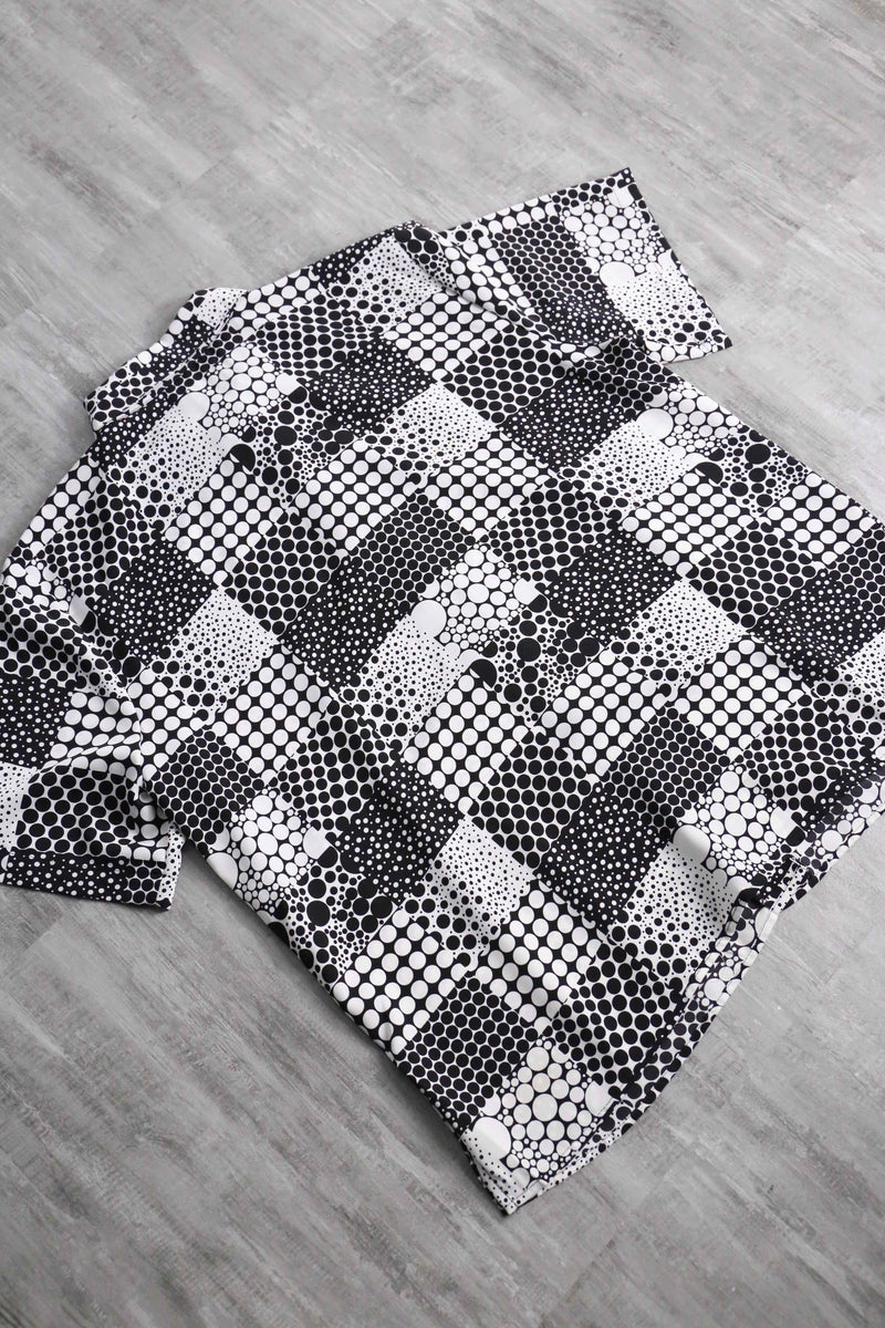 white×black random dot pattern shirt