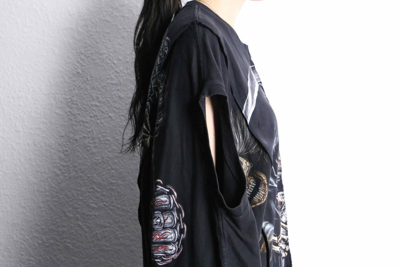 "Re:make" different skulls docking asymmetry Tee