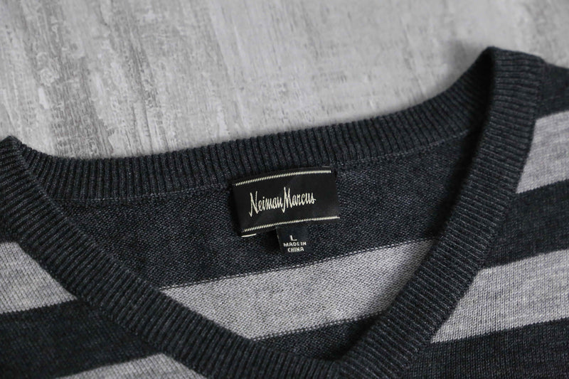 Neiman Macus bi-color border vneck knit