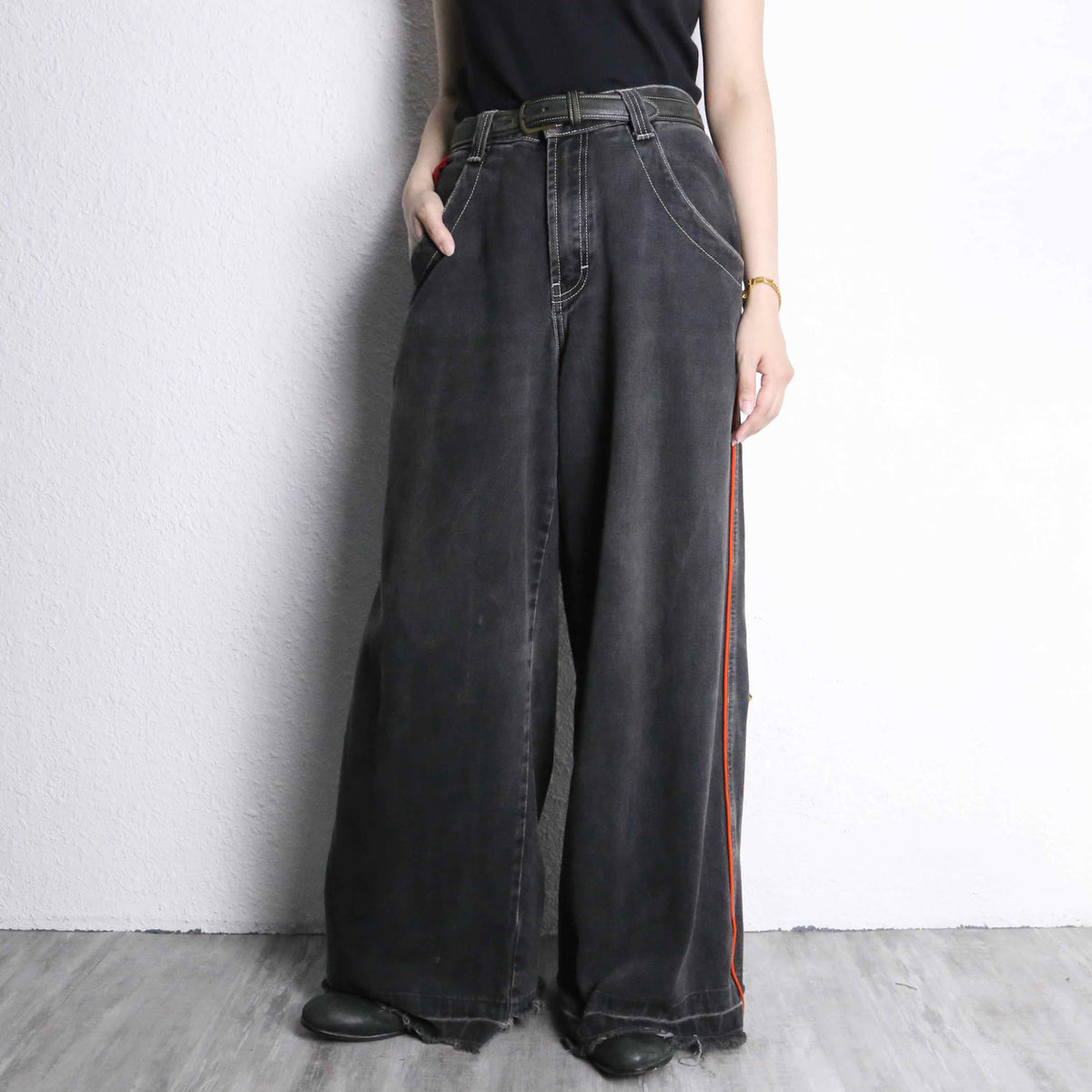 デニム・ジーパン IONSEOUL Track line black wide denim pants BJ171 IONSEOUL Track line black wide denim pants BBJ171 (IONSEOUL