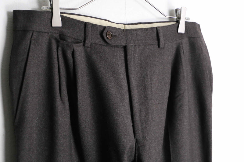 2tucks straight silhouette brown color slacks