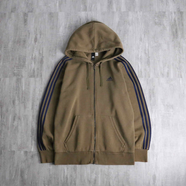 “adidas” khaki × navy zip-up foodie