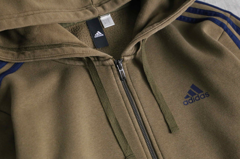 “adidas” khaki × navy zip-up foodie