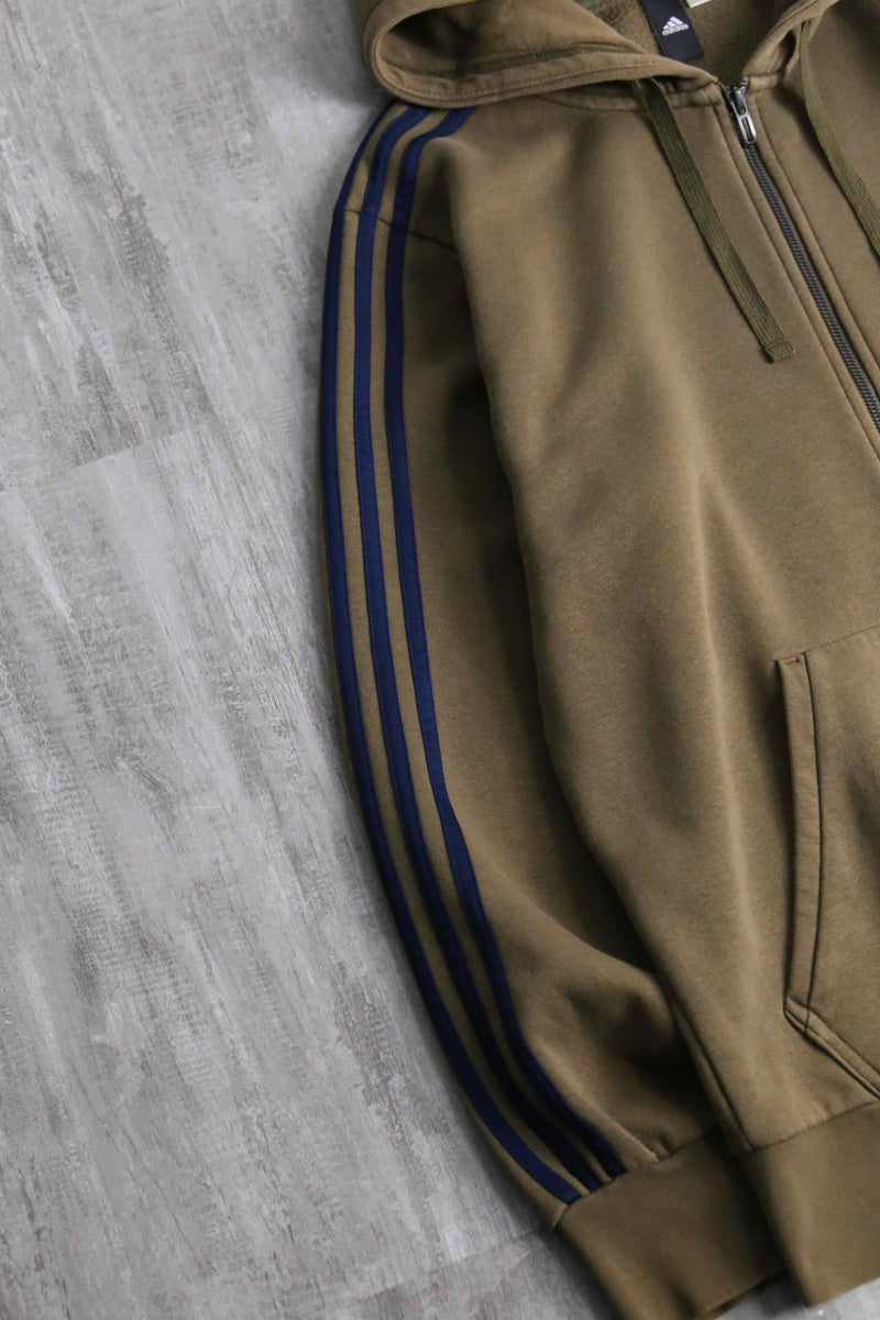 “adidas” khaki × navy zip-up foodie