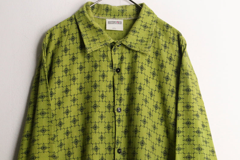 arabesque design green shirt