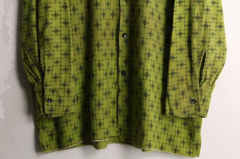 arabesque design green shirt