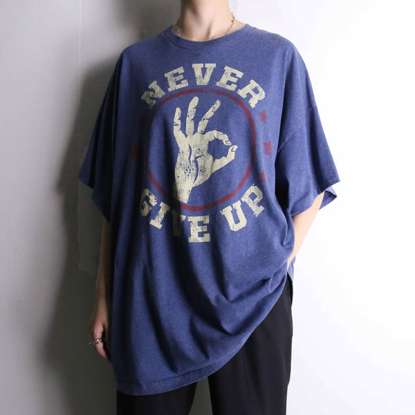"never give up" hand sin design Tee