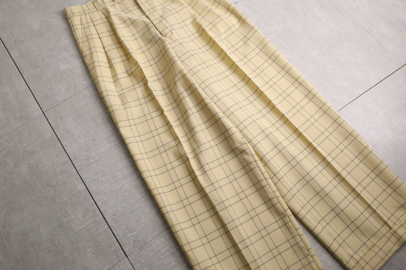 yellow color check pattern two tuck pants