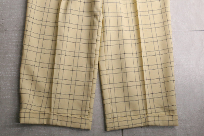 yellow color check pattern two tuck pants