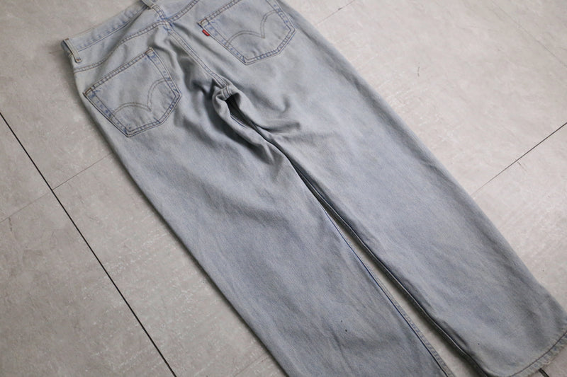 “Levi’s 550” fade indigo wide tapered denim pants