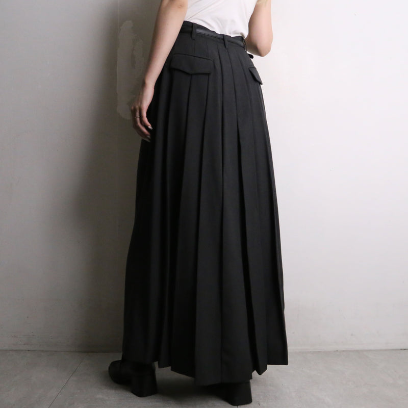 black color back pleats design long skirt