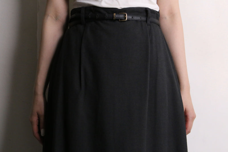 black color back pleats design long skirt