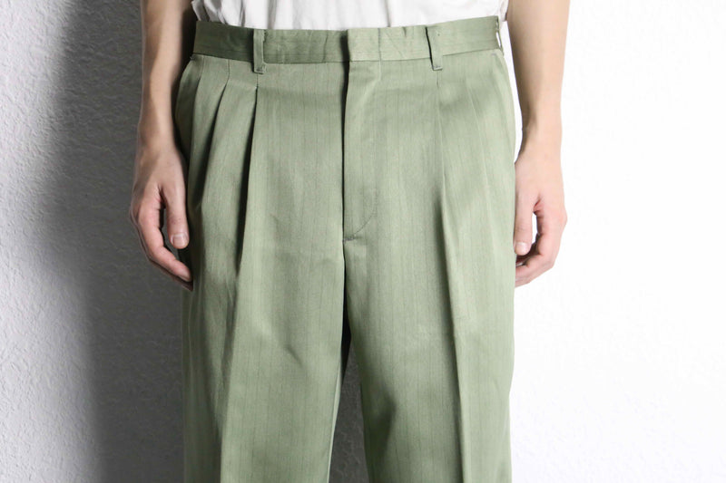 pistàcchio color fade stripe tuck slacks