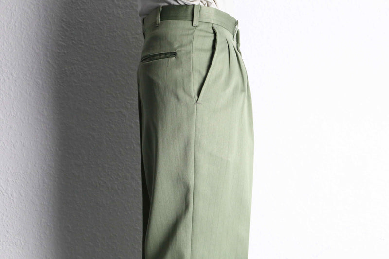 pistàcchio color fade stripe tuck slacks
