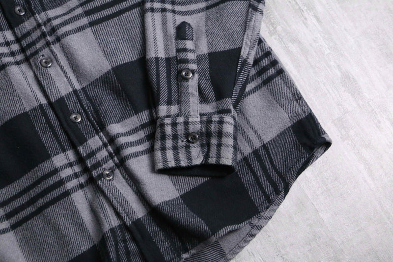 “ORVIS” gray horizontal stripe shirt