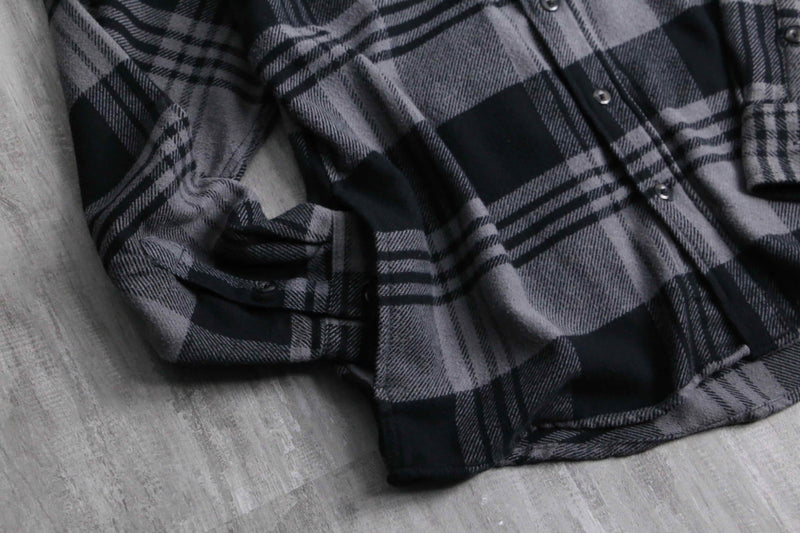 “ORVIS” gray horizontal stripe shirt
