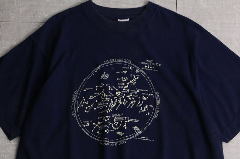 “FRUIT OF THE LOOM” stargazing design tee