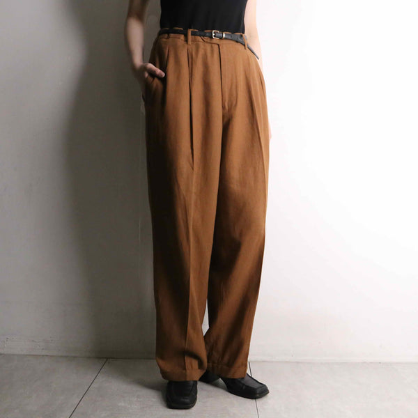 chocolate brown color 2tuck tapered silhouette linen pants