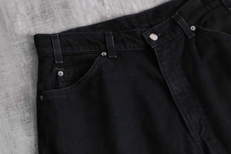 "LEVI’S" black short denim pants